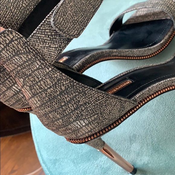 🖤 BCBG Grey Python & Rose Gold Ankle Strap Heels - Picture 6 of 6